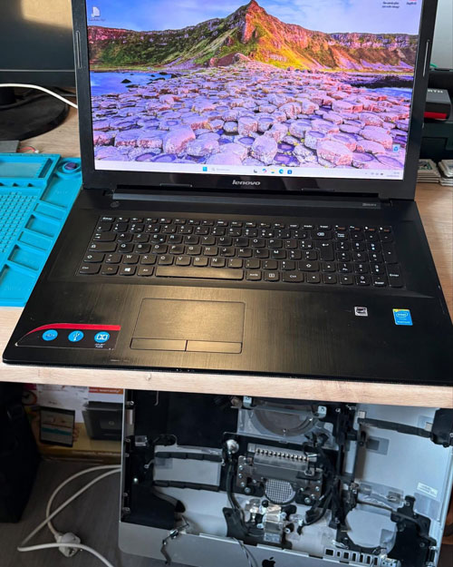 Ordinateur portable allumé et vue de ses composants