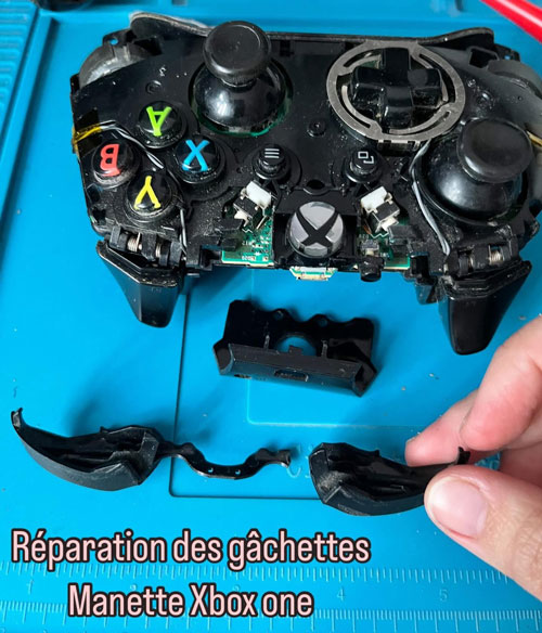 Manette Xbox ouverte pour une intervention sur les gâchettes