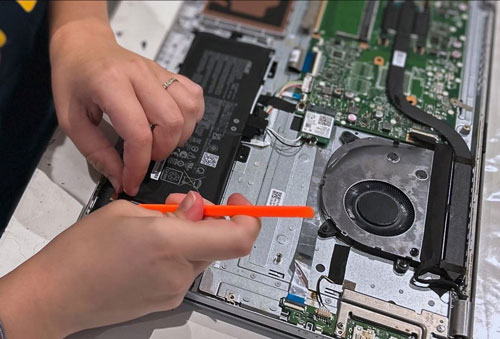 Nettoyage des composants internes d’un ordinateur portable au pinceau