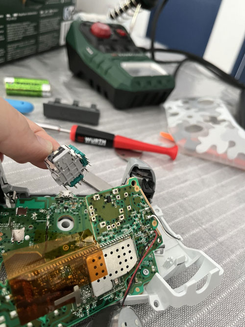 Travail sur une carte électronique de console