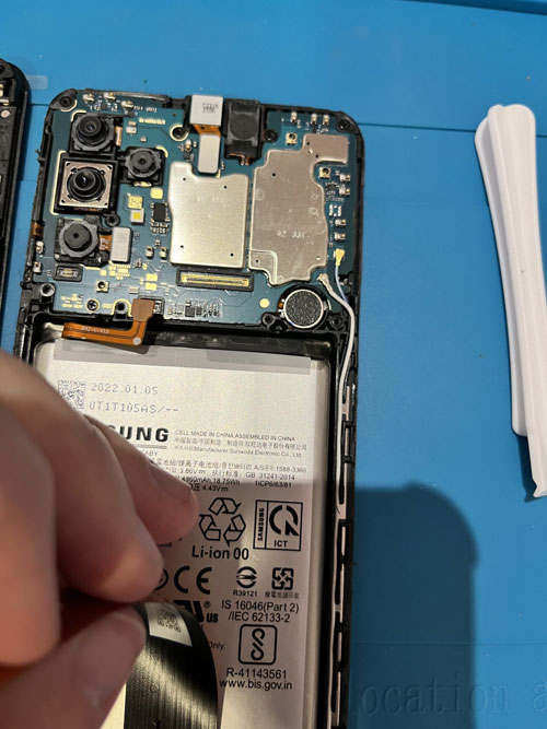 Vue de la batterie et de la carte électronique d’un smartphone ouvert