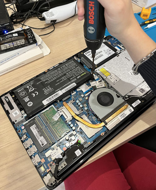 Démontage d’un ordinateur portable avec un tournevis électrique