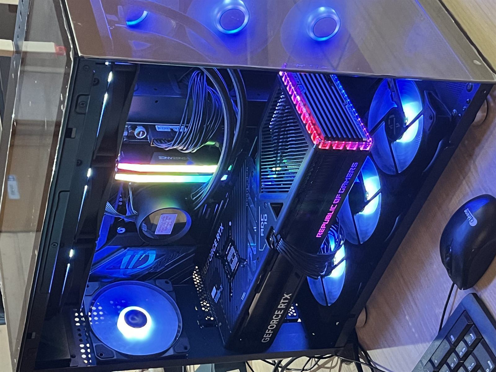 Intérieur d’un PC avec carte GeForce RTX et ventilateurs éclairés en bleu