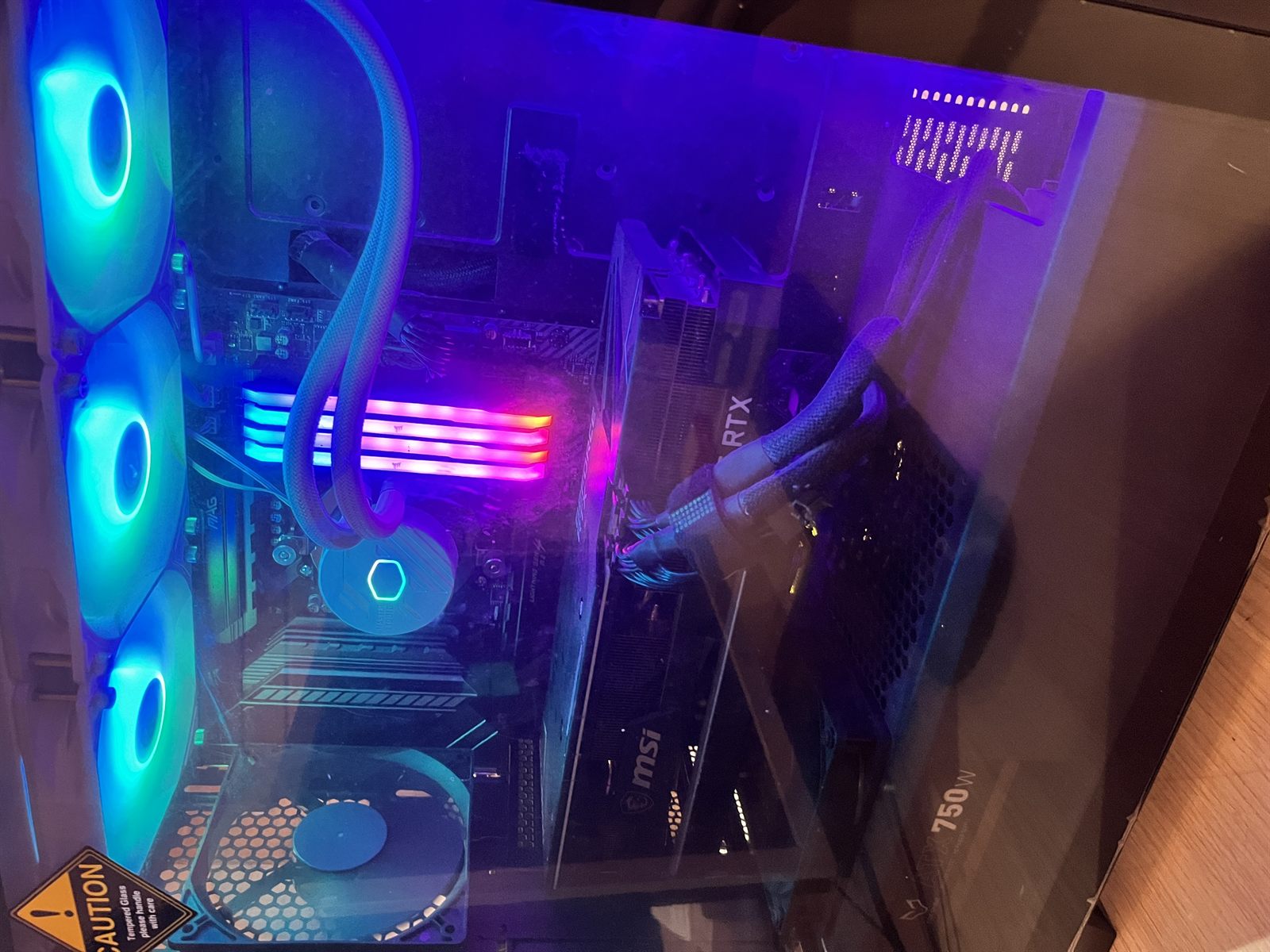 PC équipé d’un refroidissement liquide et de composants lumineux