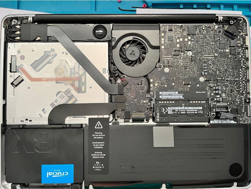 Composants internes d’un ordinateur portable ouvert