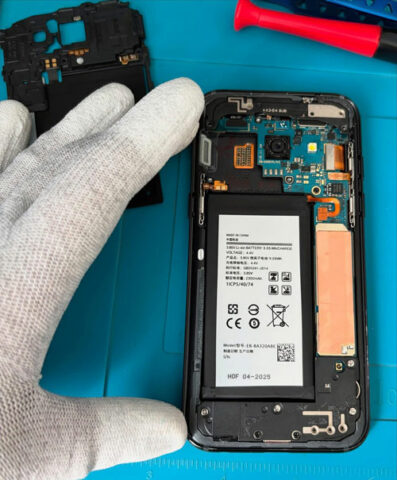 Réparation de smartphone Samsung, remplacement de batterie et maintenance des composants internes.