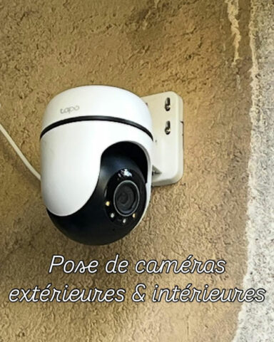 Installation de caméra de surveillance extérieure motorisée Tapo pour sécurité résidentielle.