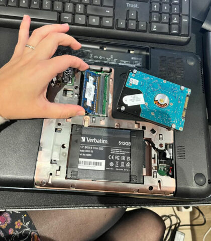Réparation informatique sur un pc portable, remplacement de la RAM et du disque dure par un SSD