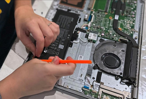 Réparation informatique sur pc portable, remplacement de la batterie plus nettoyage
