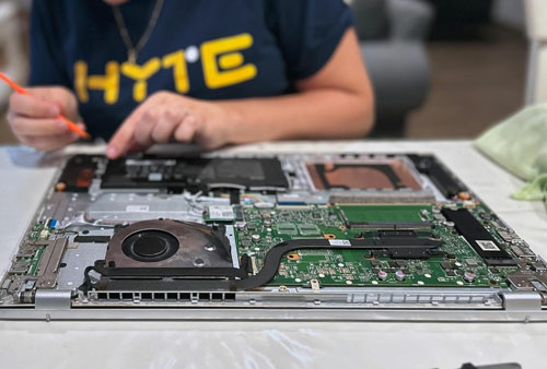 Réparation informatique sur pc portable, remplacement de la batterie plus nettoyage