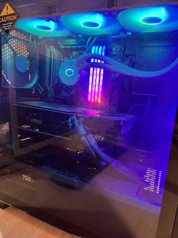 Tour pc fixe avec paroi vitrée, carte graphique MSI, alimentation 750W, ventilateurs bleu, RAM multicouleur