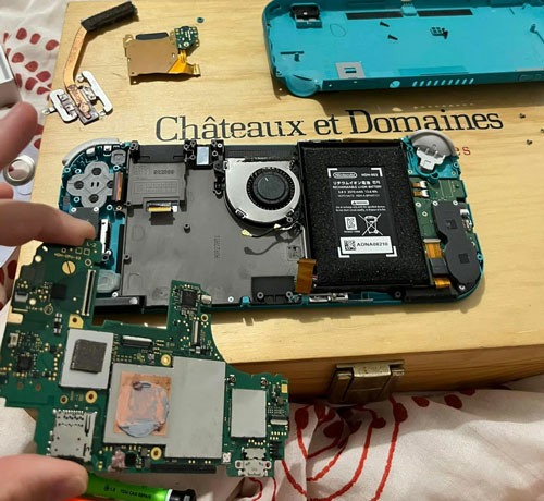 Réparation Switch Lite bleu turquoise, remplacement pate thermique, remplacement de la batterie et d'un joystick